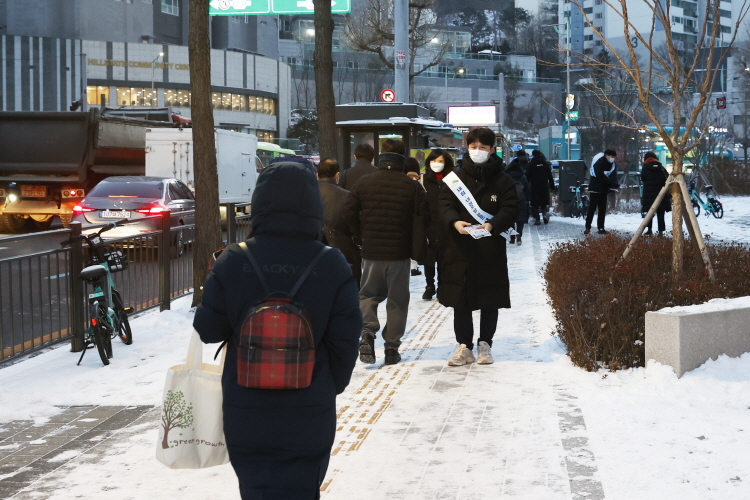 주민과 함께 하는 내 집앞 눈 치우기 홍보 행사 이미지