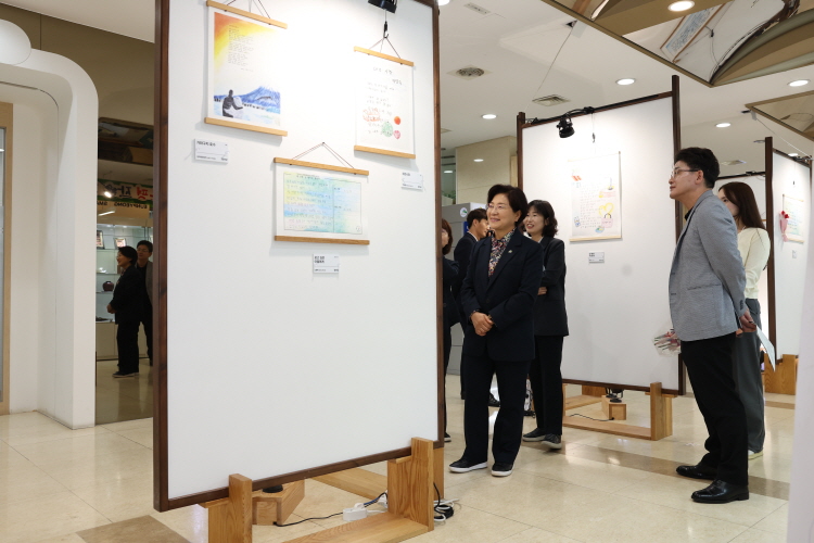 2024년 은평문해한마당 '한평생 좋은날' 시화전 관람 이미지